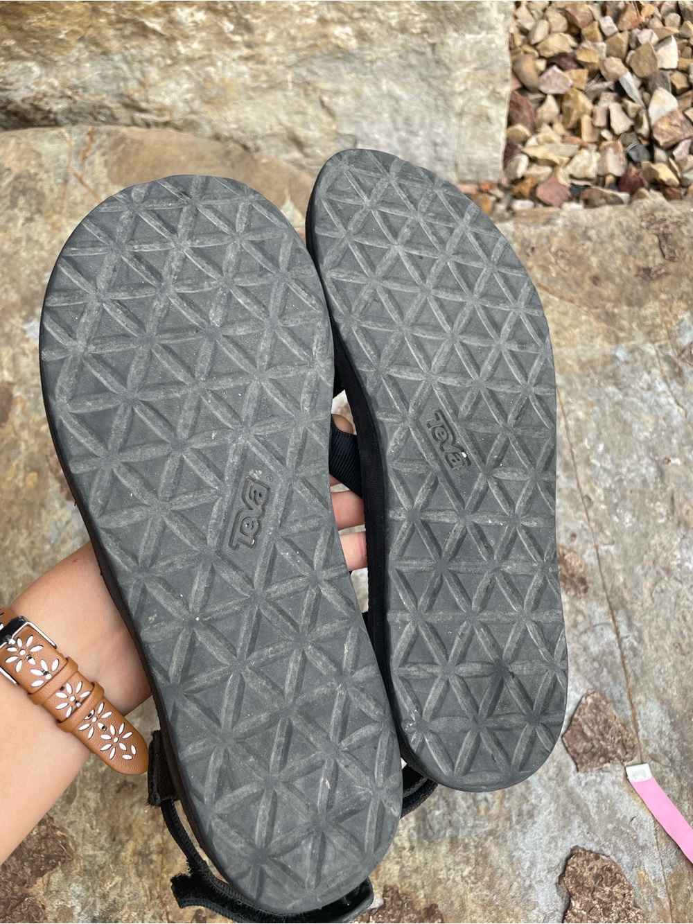 original black ankle strap Teva flip flops - Picture 4 of 5